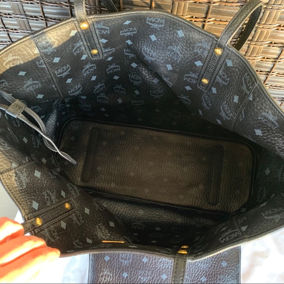 *SOLD* MCM Large Anya Reversible Tote with pouch - Picture 10 of 16